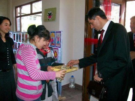 Zihinsel Engelli Öğrenciler Kermes Açtı