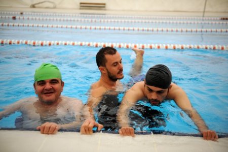 Zihinsel engelliler, hayatlarında ilk kez yüzme keyfi yaşadı