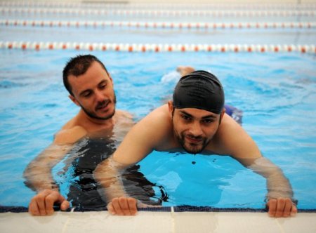 Zihinsel engelliler, hayatlarında ilk kez yüzme keyfi yaşadı