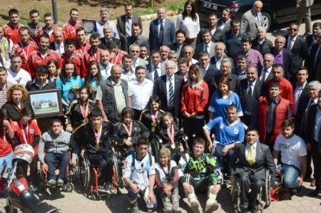 Zihni Aldırmaz şampiyonlarla buluştu