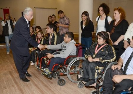 Zihni Aldırmaz şampiyonlarla buluştu