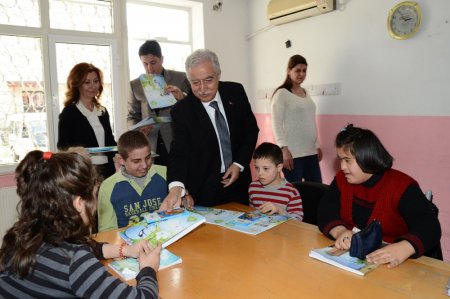 Zihni Aldırmaz'dan 'özel' çocuklara ziyaret
