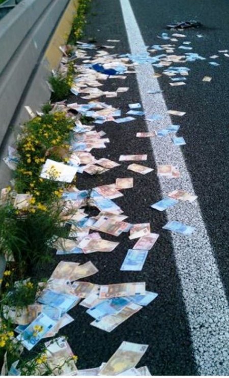 Zırhlı Araçtan Kasa Düştü, Paralar Otoyola Saçıldı