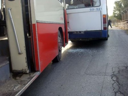 Zırhlı Birlikler Önünde Üç Belediye Otobüsü Kaza Yaptı