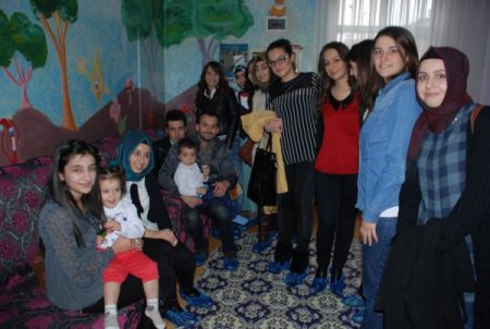 Zirve Üniversitesi, öğrencileri kimsesiz çocukları giydirdi