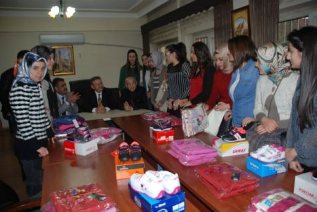 Zirve Üniversitesi, öğrencileri kimsesiz çocukları giydirdi