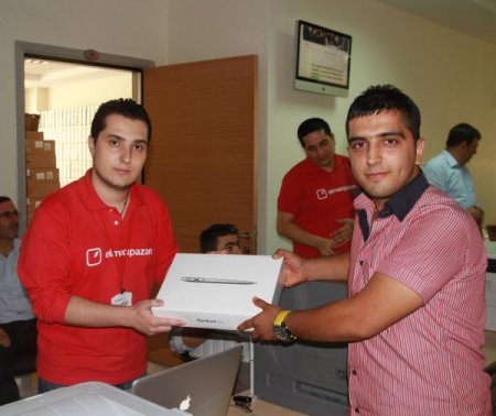Zirveli öğrenciler MacBook'larına kavuştu