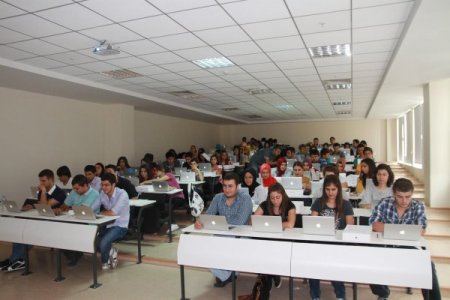 Zirveli öğrenciler MacBook'larına kavuştu