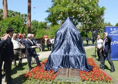 Ziya Paşa'nın heykeli dikildi