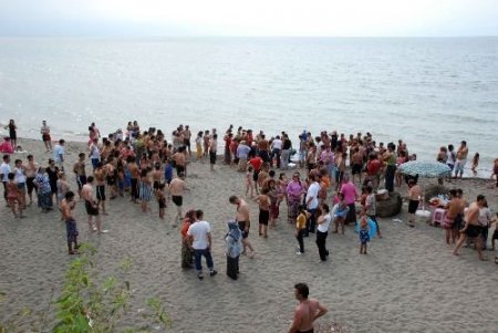 Zonguldak Ereğli Plajlar Mevkiinde Yine 2 Kişi Boğulmaktan Son Anda Kurtuldu