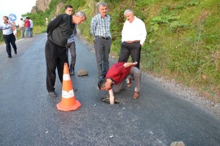 Zonguldak - Filyos yolu, çukur sebebiyle trafiğe kapatıldı