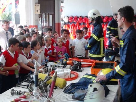 Zonguldak itfaiyesi tatbikatta yanan araca müdahale etti, yaralıyı kurtardı