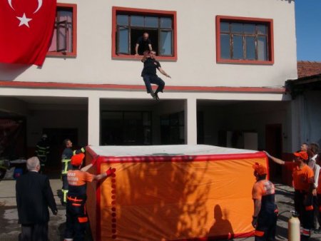 Zonguldak itfaiyesi tatbikatta yanan araca müdahale etti, yaralıyı kurtardı