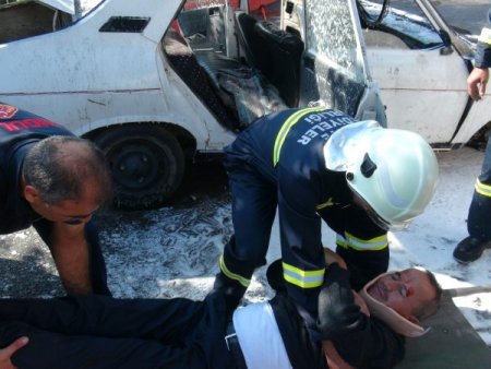 Zonguldak itfaiyesi tatbikatta yanan araca müdahale etti, yaralıyı kurtardı