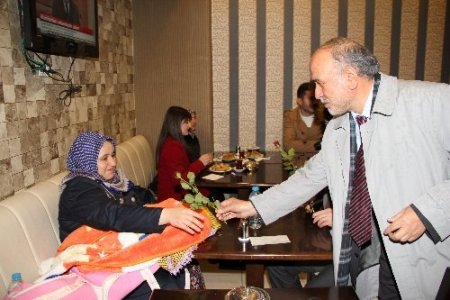 Zonguldak Müftüsü Korkmaz, vatandaşlara gül dağıttı