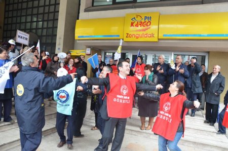 Zonguldak PTT çalışanları, davullu zurnalı iş bırakma eylemi yaptı