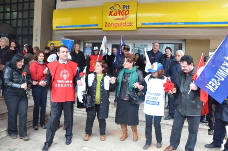 Zonguldak PTT çalışanları, davullu zurnalı iş bırakma eylemi yaptı