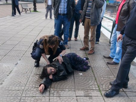 Zonguldak'ta denize düşen kadın, son anda kurtarıldı