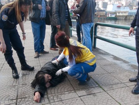 Zonguldak'ta denize düşen kadın, son anda kurtarıldı