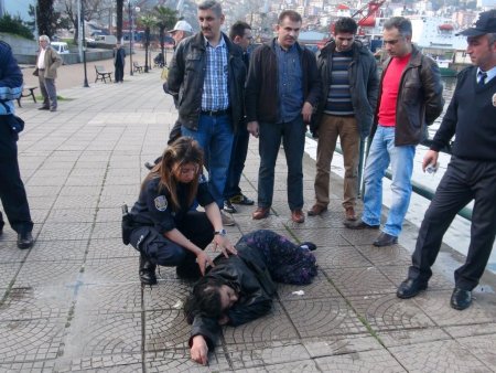 Zonguldak'ta denize düşen kadın, son anda kurtarıldı