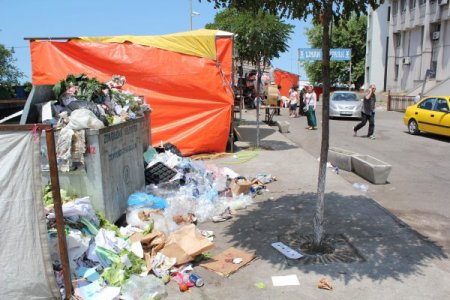 Zonguldak’ta Fuar Alanında Çöpler Yola Savruldu