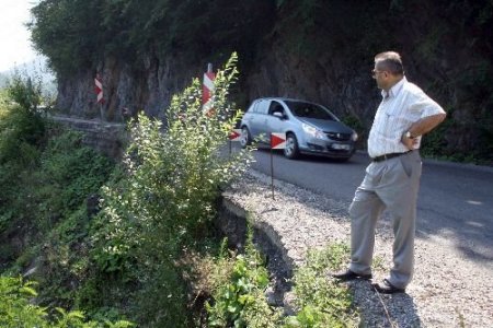 Zonguldak'ta Heyelanlı Yol Korkutuyor