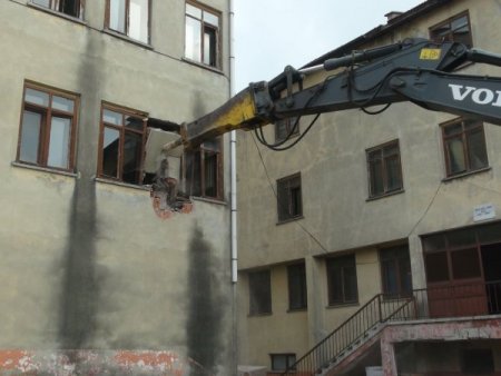 Zonguldak'ta kentsel dönüşüm, metruk binaların yıkımıyla başladı