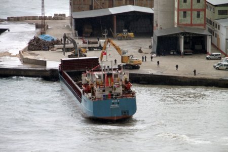 Zonguldak'ta kuru yük gemisi karaya oturdu