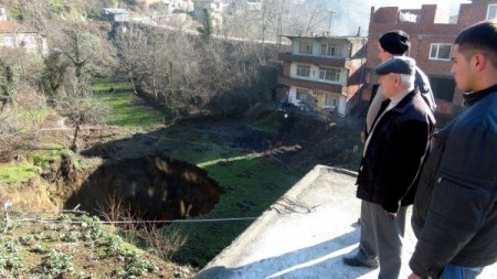 Zonguldak’ta Oluşan Obruk Korkuya Sebep Oldu