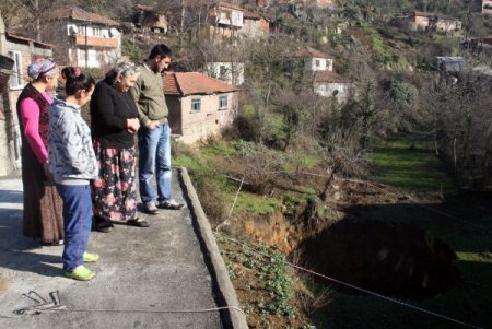 Zonguldak’ta Oluşan Obruk Korkuya Sebep Oldu