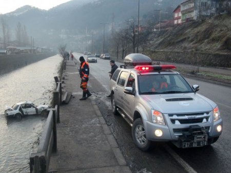 Zonguldak'ta Otomobil Dereye Uçtu: 1 Yaralı