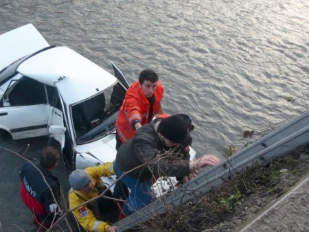 Zonguldak'ta Otomobil Dereye Uçtu: 1 Yaralı