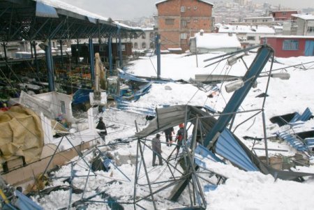 Zonguldak'ta Pazar Yeri Kardan Değil, Bakımsızlıktan Çökmüş