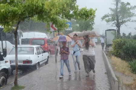 Zonguldak'ta yağmur ve fırtınaya yakalananlar zor anlar yaşadı