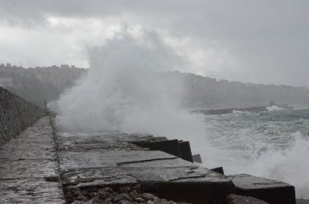 Zonguldak'ta yağmur ve fırtınaya yakalananlar zor anlar yaşadı