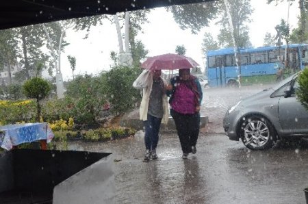 Zonguldak'ta yağmur ve fırtınaya yakalananlar zor anlar yaşadı