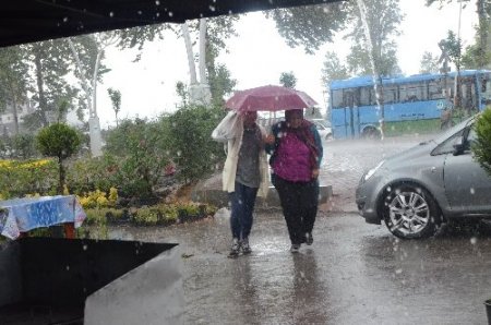 Zonguldak'ta yağmur ve fırtınaya yakalananlar zor anlar yaşadı