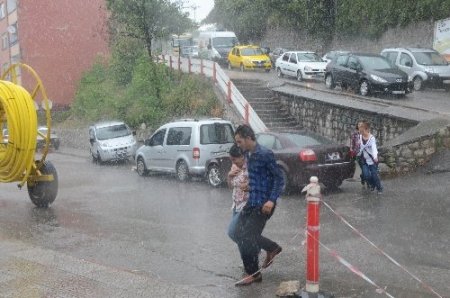 Zonguldak'ta yağmur ve fırtınaya yakalananlar zor anlar yaşadı
