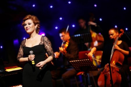 Zuhal Olcay ve Derya Köroğlu aynı sahnede buluştu