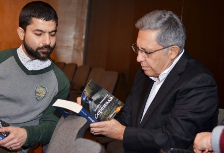 Zülfü Livaneli'nin son romanı serenat eşliğinde tanıtıldı