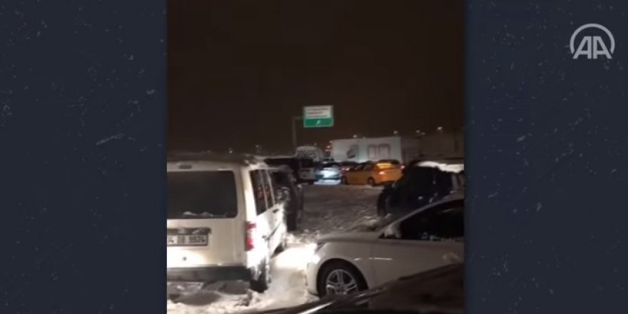 İstanbul'da kar yağışı nedeniyle çok sayıda araç yolda kaldı